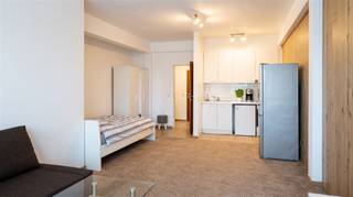 <p>Deze studio bevindt zich op de 4de en tevens bovenste verdieping van een verzorgd gebouw met lift, waardoor u geniet van extra rust.</p><p>De studio beschikt over een aangenaam terras aan de achterzijde, waar u in alle rust kunt ontspannen. De badkamer is uitgerust met een douche, toilet en wastafel.</p><p>De studio is vlak bij het Centraal Station van Antwerpen gelegen, op een uiterst centrale locatie met alle voorzieningen binnen handbereik. Winkels, supermarkten, horecazaken en openbaar vervoer bevinden zich op wandelafstand. Dankzij de uitstekende verbindingen en de nabijheid van het stadscentrum is deze studio ideaal voor zowel eigen bewoning als investering.</p><p>De studio is momenteel verhuurd aan een geïndexeerde huurprijs van circa € 556 per maand, wat neerkomt op een jaarlijkse huuropbrengst van ongeveer € 6.672. Bij een vraagprijs van € 139.000 resulteert dit in een bruto aanvangsrendement van ongeveer 4,8%, wat deze eigendom extra interessant maakt voor investeerders.</p><p>Troeven:</p><p>-4de en bovenste verdieping<br />-Gebouw met lift<br />-Rustig terras aan de achterzijde<br />-Badkamer met douche, toilet en wastafel<br />-Topligging vlak bij het Centraal Station van Antwerpen<br />-Bruto aanvangsrendement van ongeveer 4,8%<br />-Ideaal als investering of starterswoning</p>