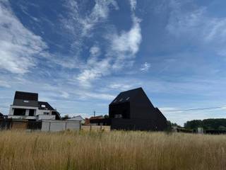 <p>Bent u op zoek naar een bouwgrond waar u uw droomwoning kunt realiseren? Dan is deze zuidwestgerichte bouwgrond van 671 m² in de Serskampstraat te Smetlede zeker een bezoek waard.</p>
<p>Deze bouwgrond is bestemd voor een halfopen bebouwing en biedt uitstekende bouwmogelijkheden:</p>
<ul>
<li>Perceeloppervlakte: 671 m²</li>
<li>Straatbreedte: 10 meter</li>
<li>Mogelijke bouwbreedte: 7 meter</li>
<li>Bouwdiepte: 18 meter op het gelijkvloers en 12 meter op de eerste verdieping</li>
<li>Mogelijkheid om aan te sluiten op het gabarit van de aanpalende woning</li>
<li>Maximale bewoonbare oppervlakte van ca. 266 m², ideaal voor een ruime gezinswoning</li>
</ul>
<p>De zuidwestgerichte tuin is een absolute troef en laat u optimaal genieten van de zon gedurende de namiddag en avond.</p>
<p>De bouwgrond is rustig gelegen in de Serskampstraat, op wandelafstand van prachtige wandel- en fietsroutes in en rond Smetlede. Hier geniet u van een groene en landelijke omgeving, terwijl winkels, scholen en belangrijke invalswegen vlot bereikbaar zijn.</p>
<p>Kortom, een unieke kans om uw droomwoning te bouwen op een mooi perceel met een uitstekende oriëntatie en ruime bouwmogelijkheden.</p>
<p>Interesse of wenst u meer informatie over de bouwvoorschriften en mogelijkheden? Neem gerust contact op via Kristof.De.Clercq@albert.immo.</p>