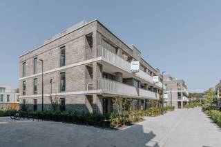 <p>Bezoek mogelijk na aanmaak huurdersprofiel via: https://onid.mijnhuurprofiel.be/property/6d261ed1-6457-4e33-9828-0c86869e48b4</p><p>Dit moderne <strong>BEN-appartement</strong> bevindt zich in <strong>project Het Midden</strong>, een rustige en bijzonder aangename woonwijk waar comfort en kwaliteit centraal staan.</p><p>Het appartement beschikt over één ruime slaapkamer met ensuite badkamer, wat zorgt voor een luxueuze en praktische indeling. Daarnaast is er een <strong>handige berging</strong> in het appartement zelf. Op het terras geniet je van een <strong>open zicht</strong>, onder andere op het naastgelegen park.</p><p>Het appartement is uitgerust met hedendaagse technieken zoals vloerverwarming, een energiezuinige warmtepomp en automatische screens.</p><p>Verder is er een kelderberging met elektriciteitsaansluiting.</p><p>Een <strong>staanplaats</strong> met laadpaal is inbegrepen in de prijs. De gemeenschappelijke kosten bedragen <strong>100</strong> euro per maand.</p>