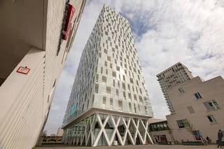 <strong>Compacte en lichtrijke studio nabij Park Spoor Noord</strong><br /><br />Deze gezellige en praktisch ingedeelde studio van 31 m² bevindt zich op de tweede verdieping van de Residentie Parktoren. De woonruimte is aangenaam lichtrijk en beschikt over een slimme slaaphoek, waardoor de beschikbare oppervlakte optimaal benut wordt. Verder omvat de studio een aparte badkamer met douche en toilet, evenals een handige berging met aansluiting voor een wasmachine. Dankzij de efficiënte indeling geniet u hier van comfortabel wonen op een compacte oppervlakte.<br /><br />De ligging is een absolute troef: op wandelafstand van het levendige Eilandje, het iconische MAS en het groene Park Spoor Noord. Bovendien bevindt de studio zich vlak bij de AP Hogeschool en is ze uitstekend bereikbaar met zowel het openbaar vervoer als de belangrijkste invalswegen.<br /><br /><strong>Bijzonderheden:</strong><br />- EPC-score A<br />- Elektriciteit conform<br />- Inclusief kelderberging<br />- Mogelijkheid tot aankoop van een autostaanplaats (€35.000)