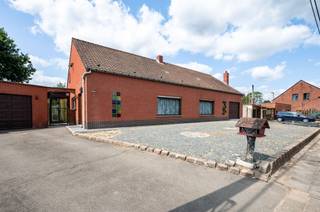 <p><span>Laagbouwvilla met functionele indeling, vlot toegankelijk met alle woonvertrekken op het gelijkvloers, gunstig gelegen te Putte.</span></p><p><span>Met een bewoonbare oppervlakte van 172m², en gelegen op een perceel van 668m², biedt deze woning al het comfort dat u zoekt. </span></p><p><span> </span></p><p><span>Bij binnenkomst betreedt u de ruime inkomhal om u vervolgens te verwelkomen in een lichtrijke en karaktervolle leefruimte. De grote raampartijen in de woonkamer zorgen voor overvloedig natuurlijk licht en een prachtig uitzicht op de groene omgeving. Aansluitend aan de woonkamer is de leefkeuken te bereiken. De keuken is ruim opgezet en biedt alle voorzieningen die u nodig heeft. De woning is uitermate praktisch ingedeeld waarbij de nachthal toegang geeft tot 2 slaapkamers, een badkamer en een berging. Parkeergelegenheid is ruimschoots voorzien op de oprit en in de garage. Stockage is mogelijk in verscheidene bergruimtes, alsook in de garage en op zolder. De ruime zolderverdieping kan, indien gewenst, afgewerkt worden en ingericht worden tot meerdere kamers. Indien u niet binnen wilt vertoeven, kan u heerlijk tot rust komen in de aangename en onderhoudsvriendelijke tuin met een ruim terras. </span></p><p><span> </span></p><p><span>Kom de troeven van deze woonst ter plaatse ontdekken en maak een afspraak: 015/755 444 of <span>info@immovercammen.be</span></span><span> </span></p><p><span> </span></p>
