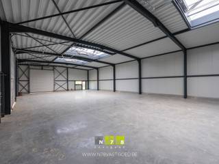 NIEUWBOUW BEDRIJFSHAL (470M²) OP 15A29CA TE MAASMECHELEN.KENMERKEN- 3 Automatische sectionaalpoorten (4,00m x 4,50m).- 3 Loopdeuren.- 1 Glazen...