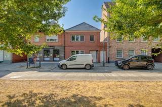 Deze woning is centraal gelegen in het centrum van Vorst-Laakdal, op wandelafstand van de lagere school, winkels en andere dagelijkse voorzieningen. Dankzij de vlotte bereikbaarheid geniet u hier van een praktische woonlocatie met alles binnen handbereik.<br /><br />Met een bewoonbare oppervlakte van 141 m² biedt deze woning een aangename indeling. De woning werd bovendien deels gerenoveerd in 2014, met onder meer een vernieuwde keuken, badkamer, vloerafwerking en nieuwe ramen. Op het gelijkvloers vindt u een inkomhal, een bureau dat ook ideaal is als hobbyruimte of thuiswerkplek, een gezellige leefruimte met aansluitende eetkamer, een functionele keuken en een badkamer. Op de eerste verdieping bevinden zich drie volwaardige slaapkamers en een extra toilet.<br /><br />Verder beschikt de woning over een droge kelder (8 m²) en een zolder (ca. 30m²) die bereikbaar is via een luik en extra bergruimte biedt. Buiten geniet u van een aangename tuin met een ruim tuinhuis van 38 m², ideaal voor opslag of hobby's. Via de doorgang naast de woning bereikt u de tuin rechtstreeks en is er bovendien plaats om fietsen te stallen. Parkeren kan in de straat aan de woning of op één van de twee openbare parkings op slechts 50 meter.<br /><br />De woning behaalt een EPC-label E en is onderworpen aan de renovatieverplichting van de Vlaamse overheid voor residentiële gebouwen (behoudens bij sloop binnen 5 jaar na de aankoop). Consulteer voor meer informatie de website van het Vlaams Energie- en Klimaatagentschap via https://www.vlaanderen.be/een-huis-of-appartement-kopen/renovatieverplichting-voor-residentiele-gebouwen. Dankzij de HR-ketel, hoogrendementsglas en vloerisolatie kan met beperkte ingrepen reeds een EPC-label D worden behaald.<br /><br />
<ul>
<li>Centrale ligging in Vorst-Laakdal</li>
<li>Deels gerenoveerd (keuken, badkamer, vloer en ramen)</li>
<li>141 m² bewoonbare oppervlakte</li>
<li>3 slaapkamers</li>
<li>Tuin met tuinhuis van 38 m²</li>
<li>Doorgang naar tuin en fietsenberging</li>
</ul>