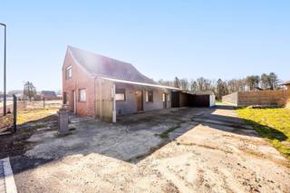 Voor verdere info of een vrijblijvende waardebepaling van uw eigendom: jordi.broes@homixx.be of 016 199 340. <br /><br />Bent u op zoek naar een woning met potentieel die u volledig naar eigen smaak kunt herinrichten of een bouwgrond waar u helemaal uw droom kan realiseren? <br />Dan is deze karaktervolle open bebouwing / bouwgrond iets voor u, gelegen in een oase van rust en groen in het geliefde Begijnendijk. <br />Met een indrukwekkende grondoppervlakte van 1214 m² biedt deze eigendom tal van mogelijkheden voor wie houdt van ruimte, privacy en een landelijke omgeving.<br /><br />De woning beschikt over een huidige bewoonbare oppervlakte van 139 m², maar kan nog uitgebreid worden. <br />Bij het betreden van de woning vindt u een dubbele leefruimte (living, eetplaats, slaapkamer) en een keuken. <br />De gelijkvloerse verdieping is verder uitgerust met een badkamer waarin ook de wasplaats is ondergebracht, een toilet en een aangename veranda. <br />De bovenverdieping telt nog eens twee extra volwaardige slaapkamers en biedt via de zolder extra opbergruimte of verdere uitbreidingsmogelijkheden.<br /><br />Buiten wordt u verrast door een ruim terras en een zeer diepe, groene tuin waar u volledig tot rust komt. <br />Een grote troef is de ruime achterbouw, dewelke perfect dienst kan doen als atelier, hobbyruimte of extra opslagplaats voor de zelfstandige of doe-het-zelver. <br />Er is tevens voldoende parkeergelegenheid voorzien op het eigen terrein dankzij de meerdere buitenparkings.<br /><br />Dit pand bevindt zich op een locatie in buitengebied in landelijk woongebied, is niet verkaveld en ook niet getroffen<br />door een RUP. <br />De algemeen geldende richtinggevende voorschriften gelden hier, bouwdiepte max 15/12, minimaal 3 m zijdelingse bouwvrije stroken, max 2 bouwlagen + dak,.... <br />Beperkingen rond bouwen van aanhorigheden zijn er hier niet specifiek. <br />Opvallende besluiten of lopende dossiers zijn er evenmin.<br /><br />De combinatie van de uiterst rustige ligging en het grote perceel geven een een unieke basis om uw droomwoning te realiseren.