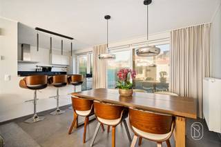 Te koop: Recente en energiezuinige woning met 3 slaapkamers en een garagebox.Deze instapklare woning uit 2019 combineert een praktische indeling met hedendaags wooncomfort. Met 3 volwaardige slaapkamers, een gezellige tuin, garagebox en parkeerplaats is alles aanwezig. Wat maakt dit pand uniek? Via de inkomhal met gastentoilet bereikt u de aangename leefruimte, met gezellige zithoek en eetplaats. Aansluitend bevindt zich de keuken en een praktische berging. Op de verdieping vindt u een ruime nachthal met apart toilet, 3 slaapkamers en een moderne badkamer met bad en douche. Buiten beschikt de woning over een gezellig tuintje met terras. Ook een parkeerplaats en een garagebox met automatische poort. Voor wie is dit ideaal? Ideaal voor gezinnen, koppels of starters die op zoek zijn naar een recente, energiezuinige woning met tuin en garage. Te koop via Immo Beguin, jouw vastgoedexpert sinds 2009, met kantoren in Ronse, Waregem, Kortrijk, Deinze, Doornik, Lessines, Moeskroen en Nieuwpoort.