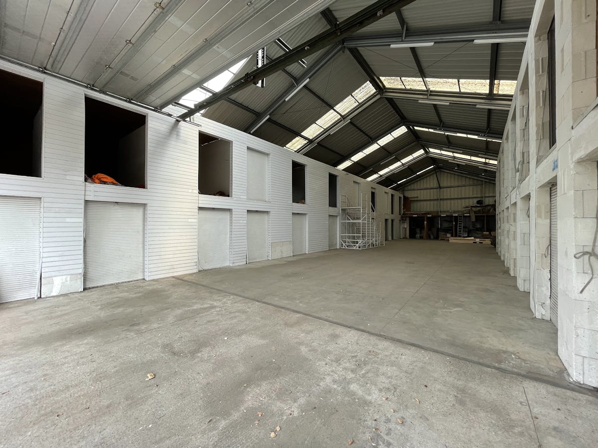 Industrial land (6,649 m²) with building permit for 2,936 m². - photo 4