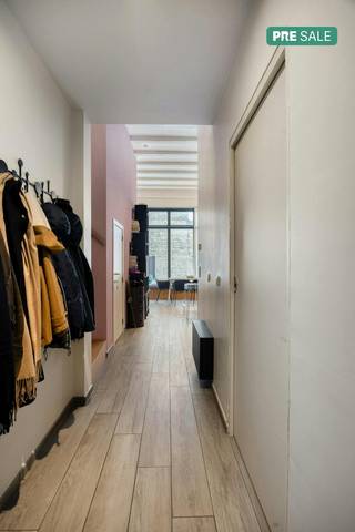 PRE-SALE (06/06): Instapklaar appartement in hartje Brussel!Zoek je een gezellige appartement of topinvestering? Dit modern 1-slaapkamer duplex-appartement (bouwjaar 2016) ligt op de 1e verdieping aan de Papenvest 12B, vlak bij de hippe Sint-Katelijnenwijk.Indeling:-Inkomhal met toegang tot de badkamer (Italiaanse douche, toilet en aansluiting was/droogkast).-Handige walk-in dressing en slimme extra opbergruimte.-Lichtrijke leefruimte met op maat gemaakte boekenkasten, zitbanken aan de hoge ramen en een gezellige mezzanine-slaapkamer die toegankelijk is via een aangelegde trap.-Kwalitatieve open keuken, volledig uitgerust (inductie, oven, microgolf, vaatwasser, koelkast, diepvries) met een verhoogde eettafel.-Prachtig terras met heerlijke namiddagzon!Locatie:-Wandelafstand van Sint-Katelijneplein, Beurs en Grote Markt.-Winkels, horeca en cultuur om de hoek.-Uitstekend bereikbaar: metro 1 & 5 nabij, Centraal Station op 20 min. wandelen.Troeven:EPC: CElektriciteit conformStedenbouwkundige bestemming: In aanvraagPrijs: Instelprijs vanaf 265.000 euro voor PRE-SALE Contacteer mij voor meer info over het pand en onze PRE-SALE dag op 06/06.