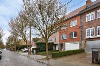 Immeuble de rapport composé de 2 appartements rénovés (2021) avec deux chambres et terrasse, emplacements et garage, et d'un jardin commun sur...