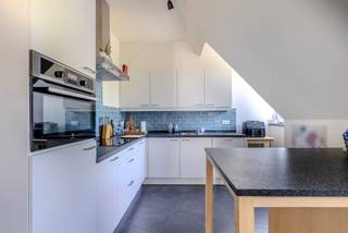 <h1>Stijlvol penthouse met 3 slaapkamers, 2 terrassen en ondergrondse staanplaats in het hart van Wechelderzande</h1>
<p>Gelegen in een recent en stijlvol residentieel gebouw met landelijke uitstraling, combineert dit appartement hedendaags wooncomfort met een hoogwaardige afwerking. Dankzij de duurzame materialen en de recente bouw voldoet het appartement aan de huidige nieuwbouwnormen en geniet het van een zeer gunstig EPC.</p>
<p>Het gebouw beschikt over een lift die toegang biedt van de kelderverdieping tot de tweede verdieping. Bovendien zijn een ondergrondse staanplaats en een volledig ingerichte berging inbegrepen in de prijs.</p>
<h3>Indeling</h3>
<p>Via de inkomhal met gastentoilet bereikt u de ruime en lichtrijke leefruimte met open keuken. Vanuit de woonkamer heeft u toegang tot een eerste aangenaam terras. Verder omvat het appartement twee volwaardige slaapkamers, een praktische berging en een stijlvolle badkamer uitgerust met een ruime inloopdouche.</p>
<p>De master bedroom beschikt over een eigen toegang tot het tweede, zonnige terras, wat zorgt voor extra privacy en wooncomfort.</p>
<h3>Extra troeven</h3>
<ul>
<li>
<p>Energiezuinig appartement met gunstig EPC</p>
</li>
<li>
<p>Recente residentie met lift</p>
</li>
<li>
<p>Ondergrondse staanplaats en ingerichte berging inbegrepen</p>
</li>
<li>
<p>Centrale ligging in Wechelderzande</p>
</li>
<li>
<p>Momenteel verhuurd en uitstekend onderhouden</p>
</li>
<li>
<p>Ideaal als investering of voor eigen bewoning</p>
</li>
</ul>
<p>Een unieke kans voor wie op zoek is naar een kwalitatief en zorgeloos appartement op een centrale locatie.</p>
<p><strong>Interesse? Contacteer Flor Vastgoed voor meer informatie of een bezoek ter plaatse.</strong></p>