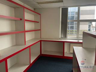 Are you looking for versatile commercial space? This warehouse with offices, located at Heiveldekens 9 in Kontich, offers the perfect solution...