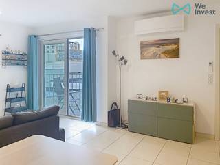 Ontdek dit verzorgde en instapklare 2-slaapkamerappartement, ideaal voor wie op zoek is naar comfort, functionaliteit en een centrale woonomgeving. <br />Door zijn zeer gunstige ligging geniet u op wandelafstand van de Japanse tuin, het Leopoldpark en Casino.<br /><br />De lichtrijke leefruimte sluit naadloos aan op de open keuken, wat zorgt voor een aangenaam en ruimtelijk gevoel.<br />Het appartement beschikt over twee volwaardige slaapkamers en een praktische badkamer uitgerust met een wastafel, douche en toilet. <br />Daarnaast is er een handige bergruimte in het appartement én een aparte private berging in de kelderverdieping voor extra opslagcomfort.<br /><br />Via de leefruimte heeft u toegang tot het aangename terras, waar u in alle rust kunt genieten van het buitenleven. Dankzij de aanwezige airconditioning geniet u het hele jaar door van een optimaal binnenklimaat. De onderhoudsvriendelijke vloer zorgt voor een warme en moderne uitstraling.<br /><br />Verder beschikt het gebouw over een lift en een gemeenschappelijke fietsenstalling. <br /><br />Extra troef: het appartement kan desgewenst gemeubeld worden verkocht, waardoor het perfect geschikt is als eigen woning, tweede verblijf of investering.<br /><br />Een comfortabel appartement met alle nodige voorzieningen binnen handbereik. <br />De verkoop van dit appartement geschiedt onder het stelsel van erfpacht.<br />De jaarlijkse erfpachtvergoeding is 100% fiscaal aftrekbaar (zowel particulieren als vennootschappen).<br /><br />Contacteer ons voor meer informatie of een bezoek ter plaatse: 0468/43 75 04.