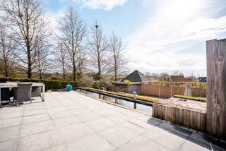 Vlakbij het centrum van Anzegem vinden we deze prachtige, instapklare woning met een zeer gunstig EPC B. De woning is gelegen op het einde van een zeer kindvriendelijke, doodlopende straat met verschillende recreatiemogelijkheden in de buurt.<br /><br />INDELING:<br />Bij het binnenkomen van de woning komen we in een eerste gelijkvloerse ruimte die momenteel als kapsalon wordt gebruikt. Deze kan perfect een andere functie krijgen, zoals praktijkruimte, gelijkvloerse slaapkamer of speelkamer.<br /><br />Verder komen we in de zeer ruime en lichtrijke leefruimte, dankzij de vele raampartijen. Aansluitend vinden we de prachtige open keuken met keukeneiland, voorzien van alle nodige toestellen.<br /><br />Als extra bevindt zich op het gelijkvloers nog een gastentoilet en een praktische berging met aansluiting voor een wasmachine.<br /><br />Op de eerste verdieping bevinden zich drie ruime slaapkamers en een badkamer met een zeer ruime inloopdouche en een tweede toilet.<br /><br />Opbergruimte is er in overvloed: de woning beschikt namelijk over een zeer praktische zolder en een kelderberging.<br /><br />Buiten komen we terecht in de ruime en zeer mooi aangelegde tuin, voorzien van meerdere terrassen, een vijver, een grasveld en een zeer ruime tuinberging die voorzien is van elektriciteit. Bovendien zijn er twee zeer praktische zijuitwegen.<br /><br />Bent u opzoek naar een ruime woning op toplocatie in Anzegem? Niet twijfelen, neem snel contact met ons op en plan uw bezoek.<br /><br />UC: 20260325-0003829519-RES-1, EPC: 151KWh<br />Ref: RVP/26038/K<br />Stedenbouwkundige inlichtingen zijn in aanvraag.