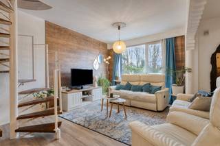 De inkomhal leidt u direct naar het hart van de woning: de sfeervolle leefruimte. Wanneer u doorwandelt naar de achterzijde van het huis, vindt u...