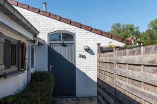 <p><span>Découvrez cette charmante </span><strong><span>maison dans les dunes à La Panne</span></strong><span>, idéalement située dans un environnement verdoyant, à proximité immédiate de la nature et de nombreuses possibilités de loisirs.</span></p>
<p><span>La maison dispose de son </span><strong><span>emplacement de parking privé</span></strong><span>. Une agréable entrée avec toilette séparée vous mène vers un bel </span><strong><span>espace de vie ouvert avec vue sur le jardin</span></strong><span>.</span></p>
<p><span>Celui-ci comprend une salle à manger conviviale, une </span><strong><span>cuisine ouverte entièrement équipée</span></strong><span> ainsi qu'un salon confortable. Le </span><strong><span>poêle à pellets</span></strong><span> apporte chaleur et ambiance, tandis que la </span><strong><span>climatisation</span></strong><span> assure un confort appréciable pendant les journées plus chaudes.</span></p>
<p><span>La maison comprend </span><strong><span>deux chambres</span></strong><span> : une chambre prévue pour un lit double et une seconde pouvant accueillir un lit superposé ou un lit de 1,5 personne.</span></p>
<p><span>La situation constitue un véritable atout. Sur le domaine et à quelques minutes à pied, vous profitez d'une </span><strong><span>piscine surveillée par un maître-nageur, de terrains de sport et d'un restaurant</span></strong><span>.</span></p>
<p><span>Les amoureux de la nature et des activités en plein air apprécieront particulièrement la proximité du </span><strong><span>Calmeynbos et des espaces naturels de La Panne</span></strong><span>. Des sentiers pour VTT, cavaliers et promeneurs permettent de partir directement à la découverte de cette magnifique région et de poursuivre la balade </span><strong><span>jusqu'à la plage et la mer</span></strong><span>.</span></p>
<p><span>Un endroit idéal pour profiter du </span><strong><span>calme, de la nature et de la Côte belge</span></strong><span>, que ce soit comme seconde résidence ou maison de vacances.</span></p>