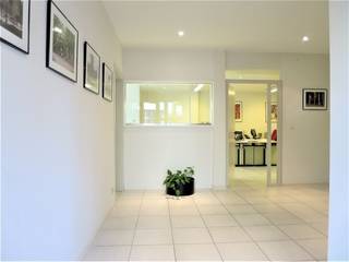 Instapklare handelsruimte / kantoorruimte met veel parkeergelegenheid. GELIJKVLOERS (115 m2)- inkomhal met inbouwspotjes- onthaalruimte met burelen-...