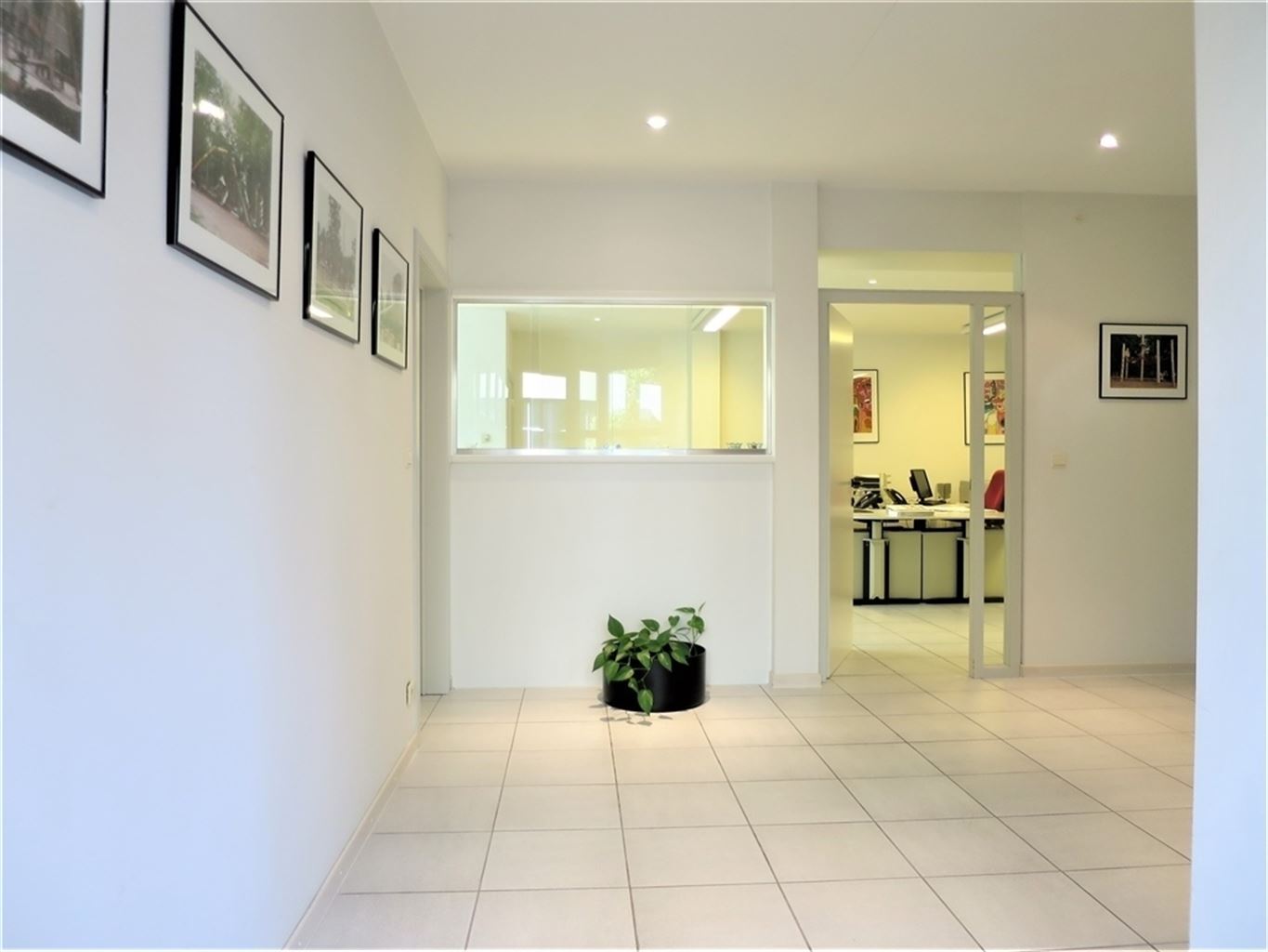 Gelijkvloerse handels/kantoorruimte,veel parkeergelegenheid. - foto 2