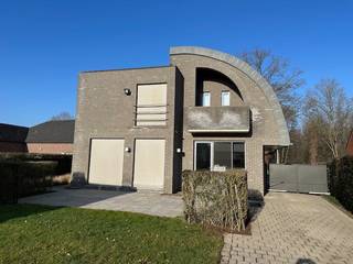 Te Koop vrijstaande woning met tuin van 4200 m2.Prachtige woning met op het gelijkvloers een volledig ingerichte keuken, een grote woonkamer met...