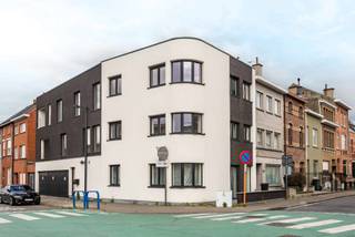Bent u op zoek naar een ruim en lichtrijk appartement in het centrum van Aalst? Dan bent u hier aan het juiste adres. Dit 2-slaapkamerappartement is gelegen op de eerste verdieping en bestaat uit een erg grote leefruimte, een volledig geinstalleerde keuken , apart toilet, wasplaats/berging, ingerichte badkamer ( douche, wastafel en toilet) en een groot overdekt terras. Er is tevens de mogelijkheid tot het aankopen van 1 of 2 garargeboxen aan 35000 euro per box. Grote troef: verkoop onder registratierechten, dus 2% als u geen andere eigendom meer bezit. Topligging nabij het centrum, nabij aansluiting openbaar vervoer, station en winkels.