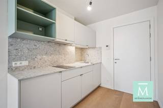 <p><span>STUDENTS ONLY – Hippe en gemeubelde studio in hartje Mechelen! 🎓</span></p><p><span>Kom blokken in Blokstraat 10</span><span>, de moderne en knusse thuisbasis voor studenten die comfortabel willen wonen. Je komt terecht in nieuwe en volledig gemeubelde studio, voorzien van alle comfort en gemak.</span></p><p><span>Gelegen vlak bij de Vismarkt, Thomas More, winkels, bushaltes, de Bruul en de Grote Markt, terwijl je toch geniet van een rustige straat.</span></p><p><span> </span></p><p><span>Wat mag je verwachten?</span></p><ul><li><span>Moderne en lichtrijke studio op de derde verdieping</span></li><li><span>Eigen badkamer met douche en lavabo en apart toilet</span></li><li><span>Eigen kitchenette met een koelkast, inductievuur met twee zones, dampkap en grote lavabo</span></li><li><span>Gezellige leefruimte met slaaphoek, zithoek en open kitchenette</span></li><li><span>Volledig bemeubeld: bed, bureau, bureaustoel en kleerkast inbegrepen</span></li></ul><p><span>Extra troeven van Blokstraat 10</span></p><ul><li><span>Grote gemeenschappelijke ruimte met uitgeruste keuken en zithoek</span></li><li><span>Aangename gemeenschappelijke tuin</span></li><li><span>Verwarming én koeling via warmtepomp</span></li><li><span>Videofoon met kleurenscherm</span></li><li><span>Vloerverwarming in de gemeenschappelijke delen</span></li></ul><p><span>Praktisch</span></p><ul><li><span>Oppervlakte: 23,5 m²</span></li><li><span>Enkel voor studenten</span></li><li><span>Gemeenschappelijke kosten: €75/maand (provisie inclusief water, elektriciteit, verwarming en internet)</span></li></ul><p><span>Kortom: de perfecte plek om te studeren, relaxen én nieuwe mensen te leren kennen in het hart van Mechelen!</span></p><p><span>Interesse? Plan snel je bezoek via </span><span>De Makelaardij</span><span> 015 20 20 82 of <span>info@demakelaardij.be</span></span></p><p><span> </span></p>