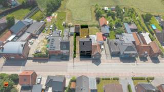 In een groene omgeving nabij het centrum van Kluizen (Evergem) bevindt zich deze charmante halfopen bebouwing met een prachtig uitzicht op de achterliggende tuin en het omliggende groen. Deze woning beschikt over een uiterst centrale maar rustige locatie, met winkels, sportfaciliteiten en openbaar vervoer mogelijkheden op wandelafstand. <br /><br />Via de ruime inkomhal, voorzien van een gastentoilet en bergruimte, komt u binnen in de woonkamer (met karaktervolle open haard) met aansluitend de ruimte voor een (toekomstige) leefkeuken. Verder beschikt de woning ook over een ruime berging/wasplaats met achteringang naar de veranda.<br /><br />Op de eerste verdieping bevinden zich drie volwaardige slaapkamers met veel natuurlijke lichtinval en ruime voor een moderne badkamer. Via een aparte hal bereikt u de ruime zolderverdieping, die uiterst geschikt is voor een extra slaapkamer, bureau of hobbyruimte.<br /><br />Buiten geniet u van een aangename tuin met een prachtig open zicht op het groen, een ideale plek om tot rust te komen en te genieten van de natuurlijke omgeving. <br /><br />Geen (!) renovatie verplichting vereist. <br /><br />**De gepubliceerde prijs is een richtprijs. Dit betekent dat u vrij bent om een bod uit te brengen. De verkoper behoudt zich het recht voor om al dan niet op een bod in te gaan. De uiteindelijke verkoop kan pas tot stand komen na aanvaarding van een bod en ondertekening van de compromis.<br /><br />Interesse in een plaatsbezoek? Contacteer ons via 0472/98.16.29 of immovercruysse.verkoop@gmail.com