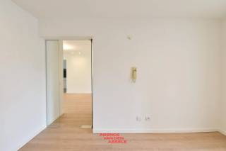 Dit recent volledig gerenoveerde appartement bevindt zich op een unieke locatie met een prachtig uitzicht over het water, waardoor elke dag...