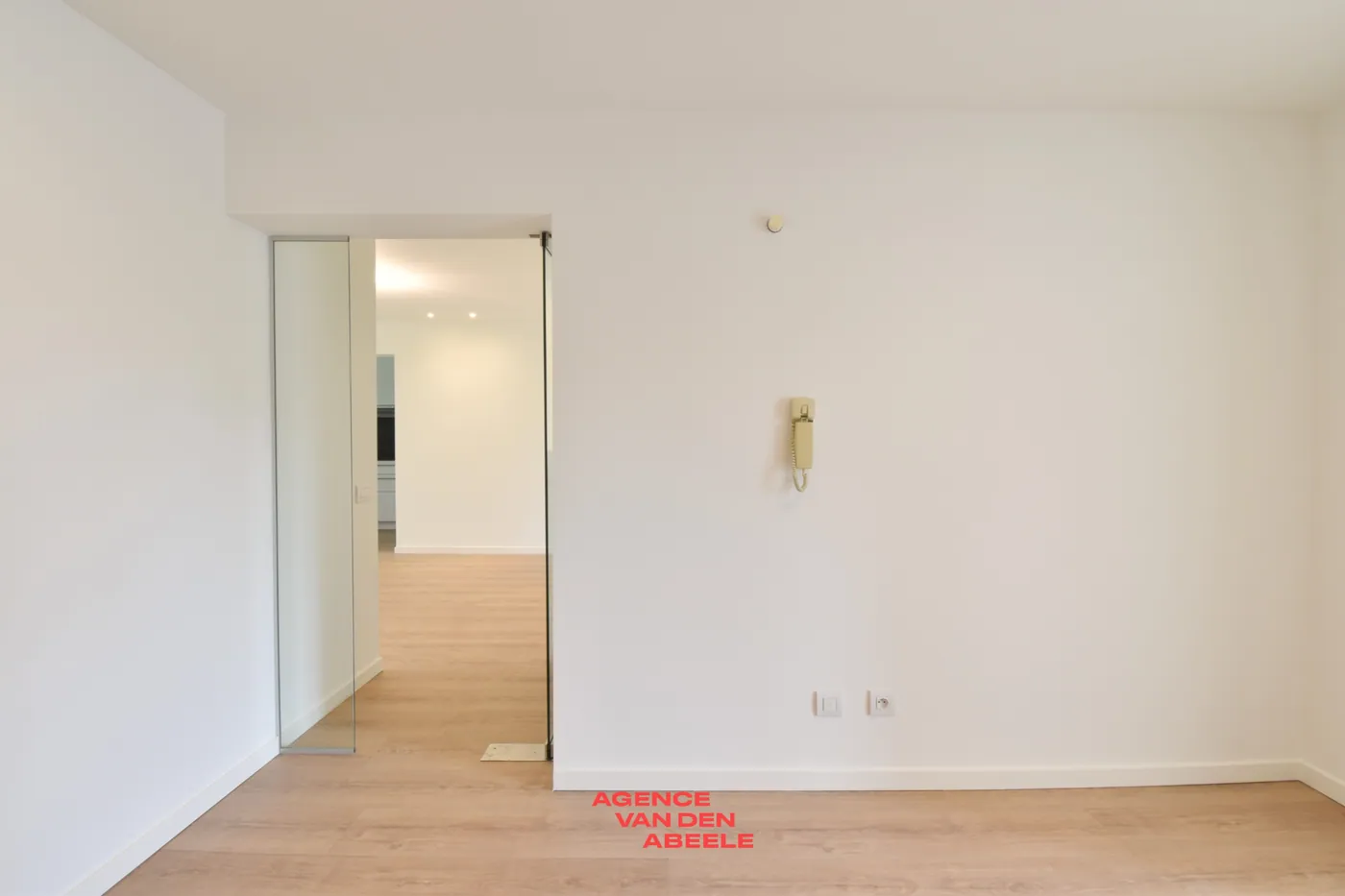 Spacious apartment with 3 bedrooms, garage, and bathroom, centrally located in the charming city of Bruges. - photo 3