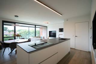 Prachtig twee slaapkamer appartement met ruim terras! Dit moderne appartement (2022) is stijlvol afgewerkt en tevens rustig maar centraal gelegen...