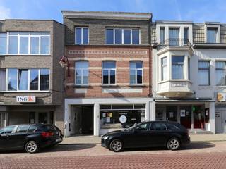 <p><span>Bezoek mogelijk na aanmaak huurdersprofiel via: </span>https://onid.mijnhuurprofiel.be/property/37de554b-5221-4fc0-8bd5-72ef438862ed</p><p><br /></p><p><span>Op nog geen minuut van het station en pal in het centrum van Boechout vind je op de tweede verdieping (geen lift) van een </span><strong>kleinschalig </strong><span>gebouw, dit leuk appartement (75 m²) terug. Van zodra je het appartement binnenkomt valt je oog meteen op de charmante houten vloer. Deze werd over heel het appartement behouden. Indeling: Inkomhal - woonkamer - keuken - 2 slaapkamers - badkamer en een </span><strong>terras</strong><span>. Het appartement werd door de jaren heen gerenoveerd en voorzien van hoogrendementsbeglazing, splinternieuwe condensatieketel, etc... .</span></p><p><span>De huurprijs is </span><strong>exclusief </strong><span>een kostenprovisie van 35 euro per maand.</span></p><ul><li><span>Centraal gelegen appartement</span></li><li><span>Kleinschalig gebouw</span></li><li><span>Terras aanwezig</span></li></ul>