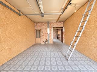 Deze verrassend veelzijdige woning is gelegen aan de Antwerpsesteenweg 36 in Hoboken, op een centrale locatie nabij winkels, scholen, openbaar vervoer en diverse voorzieningen. De woning biedt tal van mogelijkheden voor wie op zoek is naar een renovatieproject dat volledig naar eigen smaak en behoeften kan worden ingericht. Dankzij de ruime garage, de polyvalente ruimtes en de verschillende verdiepingen beschikt dit pand over heel wat potentieel! <br />Indeling: Op het gelijkvloers bevindt zich een zeer ruime garage, aangevuld met twee polyvalente ruimtes die voor verschillende doeleinden kunnen worden benut. Van hieruit heeft u eveneens toegang tot de koer. De eerste verdieping beschikt over een bijzonder ruime en lichtrijke kamer, ideaal om in te richten als gezellige woon- en leefruimte. Op de tweede verdieping bevinden zich twee slaapkamers. Een interessante opportuniteit voor wie een woning met karakter en mogelijkheden zoekt op een centrale locatie in Hoboken!<br />Voor meer informatie of een vrijblijvend plaatsbezoek: 0488/60.05.07.