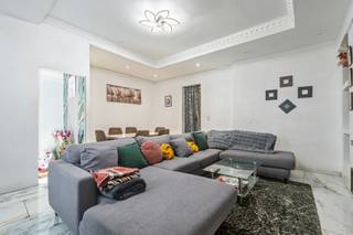 <p><strong>Ben je op zoek naar een ruime woning met 3 slaapkamers en 2 badkamers op een uitstekende ligging in Aalst? Gevonden!</strong><br />In de Borluutstraat woon je op slechts 5 minuten wandelen van het station en het centrum. Winkels, horeca, scholen en openbaar vervoer zijn vlot bereikbaar en met de wagen bereik je de autosnelweg in enkele minuten. Deze woning beschikt over centrale verwarming met een condensatieketel en heeft EPC-label D: er geldt dus geen energetische renovatieverplichting.<br /><br />Via de inkomhal kom je in de gezellige woonkamer met zit- en eethoek van 27 m². Achteraan bevindt zich de afzonderlijke, ingerichte keuken van 15 m², met veel kast- en werkruimte en een dakvenster dat extra daglicht binnenbrengt. Een apart toilet en praktische kastruimte vervolledigen het gelijkvloers.<br />Op de eerste verdieping vind je een ruime slaapkamer van 21 m², een berging en een eerste badkamer met ligbad, dubbele wastafel en toilet. De tweede verdieping omvat nog twee slaapkamers en een tweede badkamer met douche, wastafel en toilet.<br /><br />Zoek je een ruime thuis met alle voorzieningen binnen handbereik? Contacteer ERA Living snel voor een bezoek!</p>