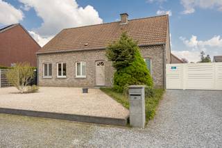 Deze verzorgde woning is gelegen in Tessenderlo-Ham, op een vlotte afstand van winkels, scholen en openbaar vervoer. De nabijheid van een bos met mooie wandel- en fietsroutes zorgt voor een aangename, groene leefomgeving waar rust en bereikbaarheid hand in hand gaan.<br /><br />Bij het betreden van de woning komt u in de inkomhal met gastentoilet, die toegang geeft tot de lichtrijke leef- en eetruimte. Aansluitend bevindt zich de volledig uitgeruste keuken met praktische berging. Op het gelijkvloers zijn er verder twee comfortabele slaapkamers en een badkamer met inloopdouche en wasplaats. Op de verdieping bereikt u via de nachthal met extra toilet een ruime derde slaapkamer en een handige opbergzolder. Buiten geniet u van een volledig omheinde en goed onderhouden tuin op een perceel van 10a10ca, met een overdekt terras voorzien van screens. De woning beschikt bovendien over een ruime garage van 40 m² met extra opbergzolder en voldoende parkeermogelijkheden rondom.<br /><br />Het gelijkvloers biedt een aangenaam wooncomfort met veel lichtinval en een praktische indeling die de leefruimtes mooi met elkaar verbindt.. De tuin is Noordoost en biedt veel privacy, perfect om in alle rust te genieten.<br /><br />De ruime garage en oprit (met elektrische poort) maken parkeren bijzonder praktisch.<br /><br />Met een EPC-label C (225 kWh/m²/jaar) voldoet deze woning aan de huidige normen en geldt er geen renovatieverplichting.<br /><br />• Instapklaar en uitstekend onderhouden<br />• 3 slaapkamers<br />• Grote, omheinde tuin met overdekt terras<br />• Ruime garage met zolder<br />• Rustige ligging nabij groen en voorzieningen