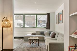 <p>Op een absolute topligging in de gegeerde Graaf van Egmontstraat, midden in het bruisende Zuid, bevindt zich dit gelijkvloers appartement van ca. 60 m². Hier woont u op wandelafstand van hippe restaurants, musea, winkels en openbaar vervoer.<br /><br />Het appartement beschikt over een aangename en lichtrijke leefruimte met aansluitend de keuken. Tussen de leefruimte en de keuken is bovendien een praktische bureauruimte voorzien, ideaal voor thuiswerk.<br />Achteraan het appartement bevindt zich de ruime slaapkamer, met aansluitend de badkamer voorzien van douche, lavabo en toilet. Verder is er een aparte wasplaats/berging aanwezig.<br /><br />Troeven:<br />Elektrische keuring conform<br />EPC C<br />Asbestveilig<br />Individuele nutsvoorzieningen<br />Vaste kosten (ca. €175/maand)<br />Dak- en gevelwerken zijn gepland én worden gefinancierd door de verkoper <br /><br />Bijzonderheden:<br />Het pand is stedenbouwkundig gekend als handelspand<br />Op het pand rust een stedenbouwkundige overtreding: de huidige keuken bevindt zich op de plaats waar oorspronkelijk een koer voorzien was.<br /><br />Dankzij de topligging op het Zuid en de doordachte indeling biedt dit appartement een uitstekende opportuniteit, zowel voor eigen bewoning als investering met aantrekkelijk verhuurpotentieel.</p>