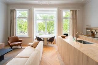 Wilt u luxueus wonen op een geweldige locatie?<br />Dat is zeker mogelijk in dit prachtig recent gerenoveerd appartement.<br /><br />Dit prachtig bemeubeld appartement is gelegen in één van de hipste buurten van Antwerpen namelijk “Het Zuid”. Op wandelafstand bevinden zich hippe restaurantjes en cafeetjes, winkels, supermarkten, openbaar vervoer en een vlotte verbinding in en uit de stad.<br /><br />Dit stijlvol 1 slaapkamer appartement van ca. 65 m2 is gelegen op de 1e verdieping van een kleinschalig gerenoveerd appartementsgebouw. <br /><br />Bij het betreden van het appartement komt men binnen in de leefruimte waar u overdonderd wordt door de hoeveelheid lichtinval dankzij hoge raampartijen. <br />De open keuken is tot in de puntjes prachtig afgewerkt en is voorzien van alle comfort om uitgebreid te koken. De combinatie van de vissengraadparket, de strakke ingemaakte kasten en de inrichting van de leefruimte, zorgen voor een charmant en uniek resultaat.<br /><br />Dit fantastisch appartement beschikt over een zeer ruime slaapkamer met ingemaakte kasten en toegang tot het terras. <br />De badkamer is voorzien van een ruime inloopdouche, wastafel en onderbouwkasten. Voorzieningen van badhanddoeken incl.<br />In de nacht hal vinden we een ruimte met ingemaakte kasten waar wasmachine en droogkast aanwezig zijn en ook toegang verleend tot het terras. Apart toilet.<br /><br />Huur: 1500 €/m (huur lange duur)<br />Gem. kosten: 60 €/m<br />Nutsvoorzieningen: 150 €/m (gas, water & elektriciteit)<br />Onmiddellijk beschikbaar<br /><br />Contacteer LISTED: +32 3 283 51 51.