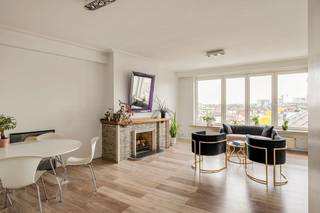 <br />Bent u op zoek naar een instapklaar appartement met ruimte, comfort en een vlotte bereikbaarheid? Dan is dit verzorgd appartement zeker een bezoek waard.<br /><br />Bij het binnenkomen komt u terecht in een praktische inkomhal die toegang geeft tot de verschillende ruimtes. De ruime en lichtrijke woonkamer zorgt voor een aangename leefomgeving dankzij de grote raampartijen en het open gevoel. Aansluitend bevindt zich de volledig geïnstalleerde keuken, voorzien van alle nodige comfort.<br /><br />Verder beschikt het appartement over drie volwaardige slaapkamers, ideaal voor gezinnen, thuiswerk of hobbyruimte. De moderne badkamer is stijlvol afgewerkt en er is bovendien een apart gastentoilet aanwezig.<br /><br />Via de leefruimte heeft u toegang tot het gezellige terras waar u in alle rust kan genieten.<br /><br />Extra troeven:<br />-Gunstig EPC-attest<br />-Asbestveilig<br />-Lift aanwezig in het gebouw<br />-Goed onderhouden appartement<br />-Gelegen nabij belangrijke invalswegen en met vlotte verbindingen<br /><br />Dit appartement combineert ruimte, licht en een uitstekende ligging tot een ideale woonst of investering.<br /><br />Heeft u interesse of vragen? Contacteer ons via jeffrey@jurimmo.be of +32 474 04 13 26