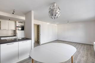 Langs de Bossuytlaan in Assebroek vinden we deze interessante opbrengsteigendom te koop - een ideale combinatie van wonen en investeren...