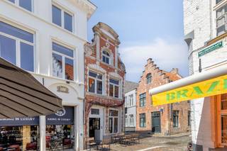 Restaurant 'Preus' is gevestigd in de Philipstockstraat 45 te Brugge. Gelegen op een toplocatie in de historische binnenstad, gepositioneerd bij de Grote Markt en de Burg.<br />De locatie geniet van een hoge visibiliteit en natuurlijke passage van zowel toeristen als Bruggelingen.<br /><br />Het restaurant is gevestigd in een authentiek Brugs huis. Het interieur is volledig gerenoveerd naar een modern, strak design met behoud van karaktervolle elementen.<br /><br />Indeling:<br />- Gelijkvloers: Verbruikszaal met aansluitend technisch hoogwaardige keukeninstallatie die voldoet aan alle normen.<br />- Bovenverdieping: Multifunctionele verdieping ingericht voor private dining en groepen van 8 tot 12 personen.<br />- Gezellig terras<br />- Berging in de kelder<br />- Er is mogelijkheid om boven de zaak te wonen.<br /> 	<br /><br />	  