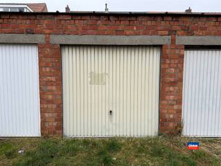 HOBOKEN | GARAGEBOX MET MANUELE KANTELPOORT GELEGEN IN DE DOKTER EMIEL VAN DAMMESTRAAT |geen nutsvoorzieningen | D 6m x B 3m | regio Portugezenhoek ...