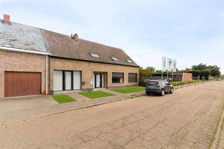 <p><span>Charmante halfopen langgevelhoeve opgedeeld in twee instapklare appartementen met tuin en garage</span></p><p><span>Deze unieke woning is een uitstekende investering met een mooie huuropbrengst. Zoek je een kangoeroewoning of een combinatie van wonen en verhuren? Dan is dit dé kans voor jou!</span></p><h3><span>Gelijkvloers appartement</span></h3><p><span>Het gelijkvloers appartement beschikt over een ruime inkomhal met gastentoilet, een lichtrijke woonkamer en een praktische keuken met zicht en directe toegang tot de tuin.<br />De badkamer is uitgerust met een douche en wastafel. Verder zijn er twee ruime slaapkamers van elk bijna 15 m².<br />De inpandige garage biedt voldoende ruimte voor fietsen en extra bergruimte of een wasplaats.</span></p><h3><span>Appartement op de eerste verdieping</span></h3><p><span>Een 2de inkomhal met trap en bergruimte geeft toegang tot het tweede appartement. Hier vind je een ruime woonkamer met open keuken en terras. en een open keuken die voor een ruimtelijk gevoel zorgt. De houten balken geven het appartement extra charme en karakter.<br />Via de nachthal krijg je toegang tot een apart gastentoilet, drie slaapkamers en een badkamer met bad/douche combinatie, wastafel en aansluiting voor de wasmachine. Extra opbergruimte is mogelijk op de zolderverdieping, toegankelijk via een uittrekbare zoldertrap</span></p><h3><span>Algemeen</span></h3><h3><span>Achteraan in de tuin is een carport die parking biedt aan 2 wagens.</span></h3><p><span>De meergezinswoning is rustig gelegen in een doodlopende straat, maar toch dicht bij alle voorzieningen en toegangswegen.</span></p>