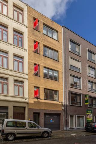 <strong>Opbrengsteigendom met 4 app + magazijn met vergunning tot 5e unit op toplocatie Kievitwijk</strong><br /><br />
<p>We bieden u dit uitstekend gelegen opbrengsteigendom aan in de bruisende Kievitwijk, op wandelafstand van het Centraal Station en het Mediaplein. De Wipstraat bevindt zich in een dynamische en sterk ontwikkelende buurt van Antwerpen, met een ideale combinatie van stedelijke levendigheid en uitstekende bereikbaarheid. Openbaar vervoer, winkels, horeca en scholen bevinden zich in de onmiddellijke omgeving, terwijl ook het Stadspark en het historisch centrum zich op een boogscheut bevinden.</p>
<p>Het gebouw, opgericht in 1964, omvat vier volledig gerenoveerde appartementen (2019) en een ruim magazijn op het gelijkvloers. Dit magazijn beschikt bovendien over een reeds goedgekeurde bouwaanvraag voor functiewijziging naar een bijkomend appartement, wat een interessante meerwaarde en optimalisatie van het rendement mogelijk maakt.</p>
<p>De appartementen zijn telkens ca. 75 m² groot en werden kwalitatief vernieuwd met aandacht voor comfort en duurzaamheid. Daarnaast beschikt het gebouw over een gemeenschappelijke kelder en een fietsenstalling op het gelijkvloers, wat extra praktisch comfort biedt voor de bewoners.<br /><br /><strong><span>Indeling:</span></strong></p>
<ul>
<li>Gelijkvloers:<br /><em>Magazijn van ca. 75 m² met poort – momenteel niet verhuurd – vergunning aanwezig voor omvorming naar appartement – EPC label B</em>
<ul>
<li><em>gemeenschappelijke kelder en fietsenstalling</em></li>
</ul>
</li>
<li>1e verdieping (APP 101):<br /><em>Appartement met 2 slaapkamers, badkamer, apart toilet, berging, ruime leefruimte, volledig geïnstalleerde keuken en terras van ca. 6 m² – EPC label D (door ligging boven onverwarmde ruimte)</em></li>
<li>2e verdieping (APP 201):<br /><em>Appartement met 2 slaapkamers, badkamer, berging, ruime leefruimte, volledig geïnstalleerde keuken en terras van ca. 2 m² – EPC label B</em></li>
<li>3e verdieping:<br /><em>Gelijkaardig appartement met 2 slaapkamers en terras van ca. 2 m² – EPC label B</em></li>
<li>4e verdieping:<br /><em>Gelijkaardig appartement met 2 slaapkamers en terras van ca. 2 m² – EPC label C</em></li>
</ul>
<p><br />Alle appartementen zijn verhuurd aan correcte huurders. De huurcontracten en bijhorende documentatie zijn beschikbaar op aanvraag.<br /><br /><br /><strong>Technische kenmerken:</strong></p>
<ul>
<li>Individuele meters voor water, gas en elektriciteit</li>
<li>Ramen vernieuwd met dubbele beglazing</li>
<li>Dak en achtergevel geïsoleerd</li>
<li>Volledige renovatie van de appartementen in 2019 (vloeren, keukens, badkamers en sanitair)</li>
</ul>
<strong>Bijkomende troeven:</strong><br />
<ul>
<li>Topligging in de gegeerde en opkomende Kievitwijk</li>
<li>Op wandelafstand van Antwerpen-Centraal en het Mediaplein</li>
<li>Uitstekende bereikbaarheid met openbaar vervoer en invalswegen</li>
<li>Nabij winkels, scholen en horeca</li>
<li>Dicht bij het Stadspark en het centrum van Antwerpen</li>
<li>Vergund gebouw met conforme indeling</li>
<li>Elektrische installaties conform</li>
<li>Asbestattesten in opmaak – geen vermoeden van asbest</li>
<li>Extra potentieel door mogelijkheid tot creëren van een 5e appartement</li>
</ul>
<p>Onderaan bij “documenten en plannen” vindt u alle relevante documenten.</p>
<p>Interesse in dit veelzijdige opbrengsteigendom? Neem gerust contact op met Xander op xander@reds.be of op 0497 18 10 84 voor meer informatie of een bezoek ter plaatse.</p>