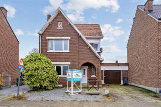 <p><span>Welkom in deze charmante woning waar je meteen het gevoel krijgt: Hier kan ons verhaal beginnen!</span></p><p><span> </span></p><p><span>De woning werd oorspronkelijk gebouwd in 1950, maar onderging de voorbije jaren enkele renovaties waarbij bewust werd gekozen voor hedendaagse technieken en optimaal wooncomfort. Zo beschikt de woning in verschillende ruimtes over airconditioning (koelen én verwarmen), zonnepanelen en rolluiken. Instappen kan dus meteen, terwijl je stap voor stap verder afwerkt en personaliseert naar eigen smaak!</span></p><p><span> </span></p><p><span>Indeling:</span></p><p><span>Gelijkvloers: Je betreedt de woning via de inkomhal met afzonderlijk gastentoilet. De lichtrijke leefruimte sluit mooi aan op de uitgeruste keuken met kasten en toestellen. Verder vind je op het gelijkvloers een technische ruimte en een praktische wasplaats.</span></p><p><span>Eerste verdieping: Nachthal met toegang tot twee volwaardige slaapkamers, een badkamer uitgerust met lavabo, ligbad en toilet en een extra berging die ook perfect kan dienen als bureau- of hobbyruimte.</span></p><p><span>Tweede verdieping: Een derde slaapkamer, ideaal als master bedroom, kinderkamer, speelkamer of extra hobbyruimte.</span></p><p><span> </span></p><p><span>Buiten geniet je van een ruime tuin met een prachtig open zicht, een echte troef voor wie houdt van rust, privacy en buitenleven.</span></p><p><span> </span></p><p><span>Kortom: Een goed onderhouden woning met een aangename indeling én ruimte om verder te groeien en te verfijnen.</span></p><p><span>Kom ontdekken hoe je hier niet alleen een huis koopt, maar een thuis creëert!</span></p><p><span> </span></p><p><span>Breng snel een bezoek voor het te laat is! Neem contact op met Kenneth (kenneth.pollet@vastgoedhuys.be) op 0472/03 25 88 of met Melissa (melissa.cardaci@vastgoedhuys.be) op 0486/54 71 80.</span></p>
