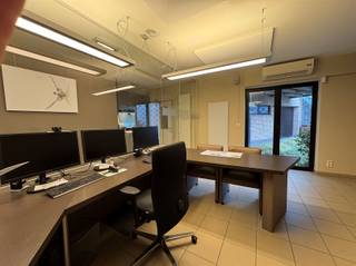 Uniek Kantoorgebouw met Ruim Appartement te Koop!Op zoek naar een veelzijdig kantoorgebouw met een ruim appartement? Dit pand combineert...