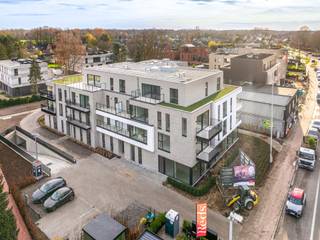 <p><strong>ONTDEK ONZE MODELAPPARTEMENTEN. BEL VOOR EEN AFSPRAAK!<br /><br />Residentie Veertien: Een duurzame woonbeleving in het centrum van Zandhoven. Op dezelfde plek waar vroeger <em>14 billekens</em> de toog versierden, bouwen we vandaag aan een nieuw verhaal.</strong></p>
<p>Aan de flank van de Langestraat, die verscheidene Kempense gemeentes met elkaar verbindt, strijkt Residentie Veertien neer. Deze strategische ligging zorgt ervoor dat bewoners zich makkelijk kunnen verplaatsen naar de stadscentra van Antwerpen en Lier maar ook verschillende dorpskernen zijn nooit ver weg. Wekelijkse inkopen doen, een glaasje drinken onder de gezellige kerktoren van Zandhoven of naar harte shoppen in allerhande winkels: het kan allemaal te voet of met de fiets.<strong> </strong></p>
<p><strong>We streven ernaar een project te ontwikkelen dat een thuis creëert voor eenieder en het hoofd biedt aan de hedendaagse noden.</strong></p>
<p>Residentie Veertien zal bestaan uit 33 appartementen en een handelsruimte en zal gekenmerkt worden door haar vooruitstrevendheid en kwaliteit. De units, verdeeld over twee gebouwen, bestaan uit 1 tot 3 slaapkamers, beschikken allen over een terras en variëren in grootte tussen 71 en 137 m². Ons cliënteel heeft bij de inrichting van de appartementen bovendien nog veel keuzevrijheid waardoor elk appartement uniek wordt en iedereen hier een thuis vindt. Niet enkel individualiteit maar ook samenhorigheid heeft een plek in dit project door de groene binnenplaats die als ontmoetingsplek voor bewoners zal dienen. Ten slotte werd ervoor gekozen te verwarmen aan de hand van geothermie en energie op te wekken via zonnepanelen. Deze combinatie van geavanceerde methodes zorgt ervoor dat het E-peil van elk appartement onder 20 duikt, waardoor U 100% vrijstelling krijgt op de onroerende voorheffing gedurende de eerste 5 jaar. Naast veel aandacht voor het milieu , kan U ook rekenen op een hoogwaardige afwerking dmv ruime budgetten, prima comfort en royale lichtinval.<br /><span>Een staanplaats en berging in de ondergrond dient mee aangekocht te worden.</span></p>
<p>Info en verkoop:</p>
<p>De verkoop geschiedt onder BTW op het constructie-aandeel en registratierechten op het grondaandeel, onder de voorwaarden van de wet Breyne. Voor meer info of een verkennend gesprek, contacteer Karin (0486/97 84 27) of mail (karin@reds.be)!</p>