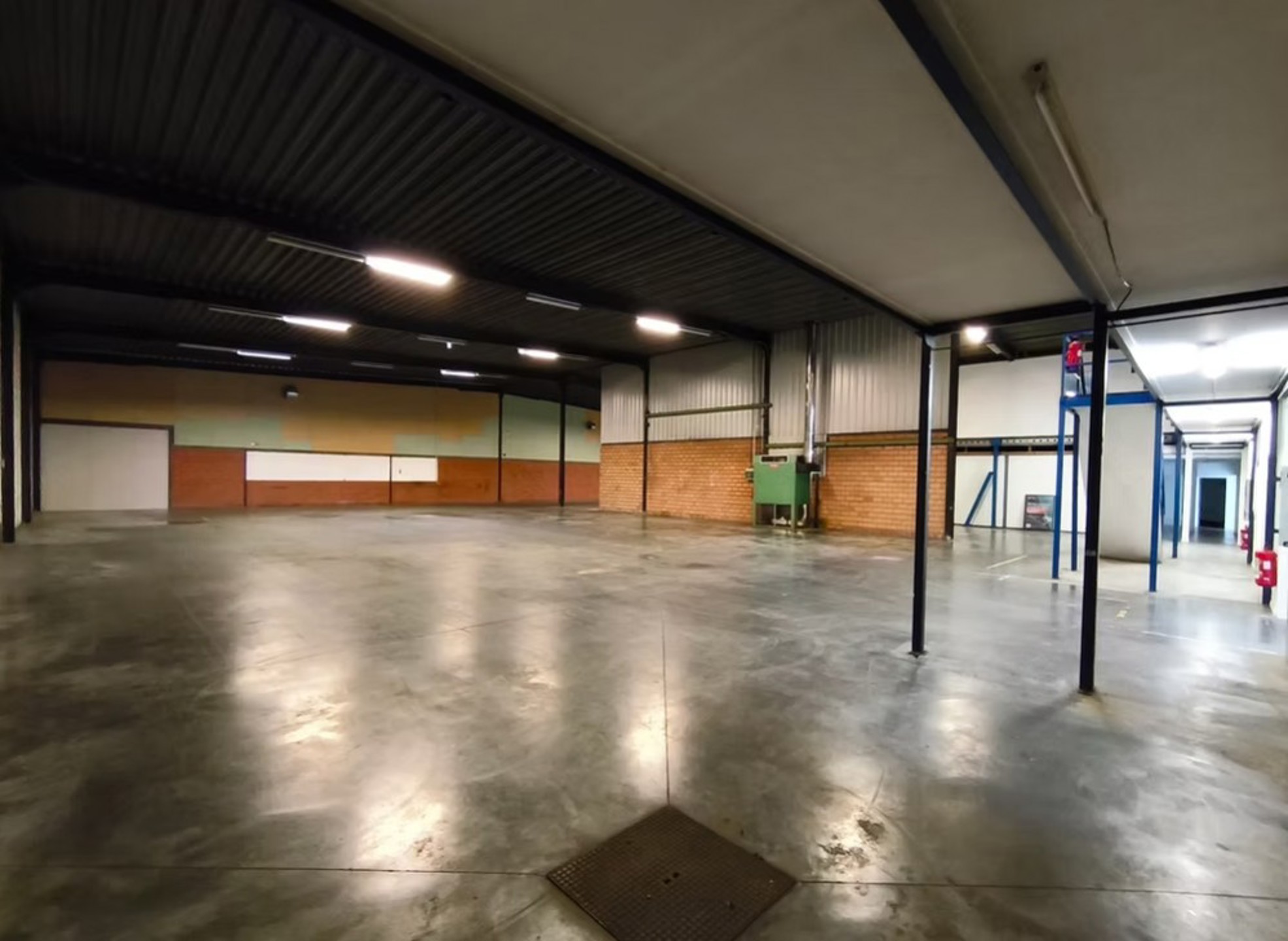 Magazijn 2.544m² met 3 sectionaal poorten - foto 3