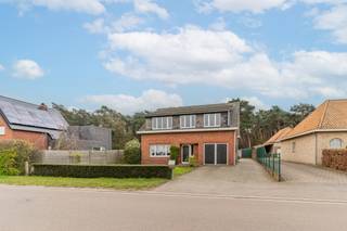 RUIME WONING MET UITZONDERLIJK POTENTIEEL OP GROOT GROEN PERCEELIn een groene en uiterst rustige omgeving bevindt zich deze ruime te renoveren woning...