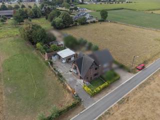 <span><strong>TE RENOVEREN HALFVRIJSTAANDE WONING MET 4 SLAAPKAMERS OP EEN PERCEEL VAN 10A91CA TE DILSEN-STOKKEM (ROTEM)<br /><br />TROEVEN<br /></strong>- Zeer landelijk en rustig gelegen. <br />- Mogelijk te renoveren naar je eigen droomwoning!<br />- Elektriciteit is conform! <br />- Ideale levensloopwoning: badkamer en slaapkamer op het gelijkvloers!<br />- Slaapkamer met balkon en een prachtig weids uitzicht! <br />- Mogelijkheid tot het afbreken van 2 schuren. Ideaal voor de uitbreiding van uw tuin!<br />- Dit pand is momenteel verhuurd. <br /><strong><br />KELDERVERDIEPING -01<br /></strong>- Kelderruimte ((6,40m x 7,60m) + (2,80m x 2,40m) = 55,36m²): deur naar de tuin, betonvloer. <strong><br /><br />GELIJKVLOERS 00<br /></strong>- Inkomhal (2,60m x 2,50m = 6,50m²): trap naar de eerste verdieping, tegelvloer. <br />- Eetplaats/woonkamer (5,00m x 3,60m = 18,00m²): novilon. </span><br /><span>- Keuken (3,50m x 6,00m = 21,00m²): ingerichte keuken in af te werken staat met lades, kasten, oven, koelkast, vriesvak, oven, vaatwasser, keramische kookplaat, tegelvloer. </span><br /><span>- Badkamer (1,90m x 3,00m = 5,70m²): spoelbak, aparte douche met wandbetegeling, zittoilet, aansluiting wasmachine, tegelvloer. </span><br /><span>- Slaapkamer 1 (3,70m x 3,70m = 13,69m²): ook mogelijk in te richten als bureau, pvc vloer. </span><br /><br /><span><strong>VERDIEPING</strong> <strong>+01 00</strong></span><br /><span>- Overloop ((2,50m x 1,00m) + (1,00m x 2,60m) = 5,10m²): trap naar het gelijkvloers, luik naar de zolder, tapijt.<br />- Slaapkamer 2 (3,70m x 3,80m = 14,06m²): tapijt. <br />- Slaapkamer 3 (3,60m x 4,15m = 14,94m²): muurkasten, schuifdeur naar balkon, tapijt. <br />- Slaapkamer 4 (3,70m x 6,25m = 23,13m²): muurkasten, tapijt. <br /><br /><strong>ZOLDERVERDIEPING</strong> <strong>+02 </strong><br /></span><br /><span><strong>EXTERIEUR | 2 SCHUREN VOOR AFBRAAK OF RENOVATIE. </strong></span><br /><span><br /><strong>EXTRA INFORMATIE <br /></strong><span>Dit pand kan onderhevig zijn aan de renovatieverplichting die door de Vlaamse overheid wordt opgelegd voor residentiële gebouwen. Alle informatie kunt u terugvinden via https://www.vlaanderen.be/een-woning-kopen/renovatieverplichting-voor-residentiele-gebouwen-vanaf-2023.<br /><br /><strong>TOELICHTING VERHUURDE WONING</strong><br />Deze woning wordt momenteel verhuurd. De koper dient dus rekening te houden met het lopende huurcontract. De huurovereenkomst opzeggen voor eigen bewoning kan van zodra u eigenaar bent en mits een opzegtermijn van 6 maanden. <br />U dient er rekening mee te houden dat de huurder deze termijn krijgt om een nieuwe woonst te zoeken.<br /></span><br />Bekijkt u deze advertentie via een aanverwante vastgoedsite, surf dan zeker naar onze website <strong>www.N78vastgoed.be</strong> voor een uitgebreide beschrijving en foto's. <strong>Meer info: +32 (0)89 86 18 88 of info@N78vastgoed.be.</strong></span>