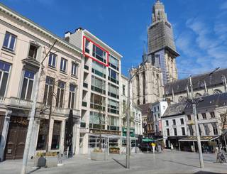 <div>
<div>
<div>
<p>Cet appartement spacieux est situé sur la célèbre Groenplaats. Avec l'ascenseur, vous arrivez au cinquième étage, où vous entrez dans l'appartement par un hall d'entrée spacieux équipé de placards intégrés. En avançant vers le séjour, la vue historique unique attire immédiatement l'attention. De plus, le séjour est une grande pièce très agréable. Ensuite, vous arrivez à la cuisine. Celle-ci est dotée de suffisamment d'espace de rangement, d'une cuisinière électrique avec four, d'un lave-vaisselle, d'un four à micro-ondes et d'un réfrigérateur intégré avec congélateur. À l'arrière, se trouvent 2 chambres, dont 1 est une pièce entièrement fermée. C'est la chambre principale avec placards intégrés. L'autre chambre dispose également de beaucoup d'espace de rangement et possède une salle de bain attenante avec baignoire/douche, double lavabo et toilettes. Il y a également des toilettes pour invités séparées.<br /><br /><span>Situé au cœur de la ville historique. Juste à côté de la Grand-Place et directement sur la vibrante Groenplaats. Ici, vous êtes entouré de tout ce que la ville a de meilleur à offrir. Différents restaurants avec de belles terrasses, un grand supermarché à 200m, de charmantes boutiques de quartier et à distance de marche des quais de l'Escaut. En bref, le quartier le plus vivant de la ville.</span></p>
</div>
</div>
</div>