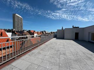 Ruim en lichtrijk dakappartement met uniek zonneterras in hartje centrum.<br /><br />Bent u op zoek naar een ruim appartement met veel licht, een uitstekende ligging én een uitzonderlijk groot terras? Dan is dit prachtige dakappartement op de vierde verdieping van een kleinschalige residentie beslist een bezoek waard.<br /><br />Dankzij de topligging bevindt u zich op wandelafstand van de zeedijk, het strand, het casino, de markt, winkels, restaurants en het tramstation. Alles wat u nodig heeft ligt binnen handbereik.<br /><br />Bij het binnenkomen wordt u verwelkomd in een inkomhal met ingebouwde vestiaire. Verder beschikt het appartement over een apart gastentoilet en een volledig ingerichte keuken met fornuis, koelkast, diepvriezer en vaatwasser.<br /><br />De ruime, zonovergoten leefruimte geniet van een aangename lichtinval en wordt stijlvol afgewerkt met een strakke sierschouw in blauwsteen. Doorheen het volledige appartement ligt een mooi esdoornparket, wat zorgt voor een warme en verzorgde uitstraling.<br /><br />Het appartement telt twee ruime slaapkamers van respectievelijk 16 m² en 20 m². <br /><br />De recente badkamer is uitgerust met een lavabo, ligbad, aparte douche en een ventilatiesysteem.<br /><br />Een absolute blikvanger zijn de twee terrassen. Achteraan bevindt zich een gezellig terras van 5 m², toegang via de slaapkamers. Daarnaast beschikt het appartement over een uitzonderlijk dakterras van maar liefst 100 m², waar u de hele dag in alle rust van de zon kunt genieten zonder inkijk! <br /><br />Extra troeven zijn de ruime bergruimte en een privatieve kelderberging van meer dan 4 m².<br /><br />Huurprijs bedraagt 930€/ maand + 70€ algemene kosten.<br /><br />Er wordt per maand voorschot voor gas gevraagd 85€ + 45€ voor warm en koud water, jaarlijkse afrekening via syndicus.<br /><br />