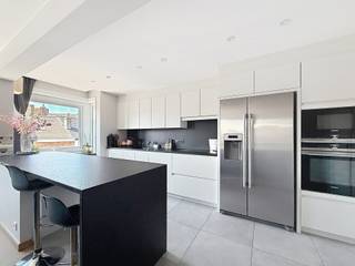 Op zoek naar een instapklaar en stijlvol appartement op een uitstekende locatie? <br />Dit prachtig gerenoveerde appartement combineert ruimte, licht, comfort en een praktische indeling en bevindt zich op wandelafstand van winkels, openbaar vervoer, dagelijkse voorzieningen én het strand.<br /><br />Bij het binnenkomen verwelkomt de ruime inkomhal u met een praktische vestiaire. Verder beschikt het appartement over een ruime, lichtrijke leefruimte met een aangename eet- en zithoek, afgewerkt met massief parket. De moderne keuken vormt een echte troef en is uitgerust met een gezellig ontbijteiland, een stijlvol granieten werkblad en kwalitatieve toestellen. Aansluitend is er een handige berging/wasruimte.<br /><br />Het appartement beschikt over drie volwaardige slaapkamers, ideaal als gezinswoning, tweede verblijf of comfortabele thuiswerkplek. De mooi afgewerkte badkamer biedt alle comfort met een ruime inloopdouche, ligbad en dubbele lavabo. Het afzonderlijk gastentoilet is altijd een meerwaarde.<br /><br />Het ruime terras, over de volledige breedte van het appartement, gelegen aan de rustige achterzijde is de ideale plek om in alle rust te genieten van een koffie, aperitief of zonnige zomeravond.<br /><br />Specifieke kenmerken:<br />- Volledig gerenoveerd in 2016<br />- Hoogrendementbeglazing in pvc-schrijnwerk, vernieuwd in 2018<br />- Conforme elektriciteitsinstallatie<br />- Nieuwe verwarmingselementen<br />- Gemeenschappelijke fietsenberging<br />- Strand en alle dagelijkse voorzieningen op wandelafstand<br />- Supermarkt om de hoek<br />- Gratis parkeermogelijkheden in de straat en omgeving<br />- Mogelijkheid tot het huren van een garage: €90/maand<br /><br />Een bijzonder aangenaam appartement dat dankzij zijn ruime indeling, hoogwaardige afwerking, gunstige ligging en zonnige buitenruimte heel wat te bieden heeft. <br /><br />Bezoekmoment op woensdag 23 september van 16u tot 17u en op zaterdag 26 september van 14u tot 15u.<br />Enkel op afspraak: 0468 43 75 04.<br /><br />De vermelde prijs is een richtprijs. Elk bod onder, op of boven deze prijs zal voorgelegd worden aan de eigenaar die al dan niet kan aanvaarden.