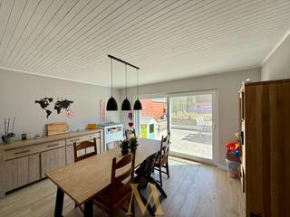 In een rustige straat vlak bij het centrum van Deerlijk, met een vlotte verbinding naar de E17, bevindt zich deze uitzonderlijk ruime woning...