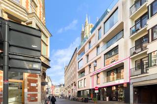 Uitzonderlijk wonen op een exclusieve toplocatie in het historische centrum van Gent. <br /><br />Op de eerste verdieping van residentie Plato bevindt zich dit twee slaapkamer appartement met privatieve tuin. Dit gebouw werd opgeleverd in 2019 en is een werk naar de hand van Bontinck Architecture and Interior. Hier werd sterk ingezet op licht, ruimte en functionaliteit, met grote raampartijen, kwalitatieve materialen en een hedendaagse architectuur die respectvol integreert in de historische stadscontext. Het appartement heeft een bruto vloeroppervlakte van maar liefst 110,9m² en geniet volgende indeling: inkomhal voorzien van ingemaakte kasten en een berging, lichtrijke leefruimte met toegang tot het terras, geïnstalleerde open keuken, een badkamer met inloopdouche en dubbele lavabo, een afzonderlijk toilet en twee ruime slaapkamers. Beide slaapkamers geven rechtstreeks toegang tot de zonnige tuin. op -1 bevindt zich de privatieve kelderberging.<br /><br />Het appartement wordt verwarmd door middel van centrale verwarming met een gemeenschappelijke hoogrendementsketel op aardgas. Voor de ventilatie werd gekozen voor een individueel systeem met warmterecuperatie (D). <br /><br />Provisie voor gemene lasten incl. voorschotten privatief gasverbruik (vloerverwarming + warm water): €200/maand.<br /><br />EPC: 68.20 kWh/m² (label A) <br /><br />Bezoek mogelijk na afspraak met Serge van Center Office via 0485/61 59 22<br />